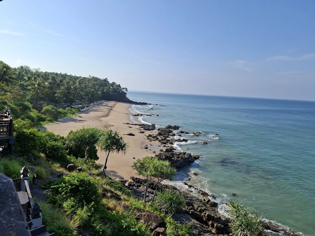 Rustig strand met palmbomen, rotsen en helderblauwe zee bij zonlicht Nui Beach, Koh Lanta